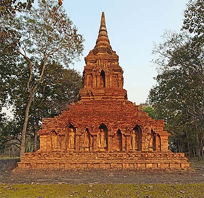 'The Main Chedi of Wat Pa Sak | Chiang Saen' by Asienreisender